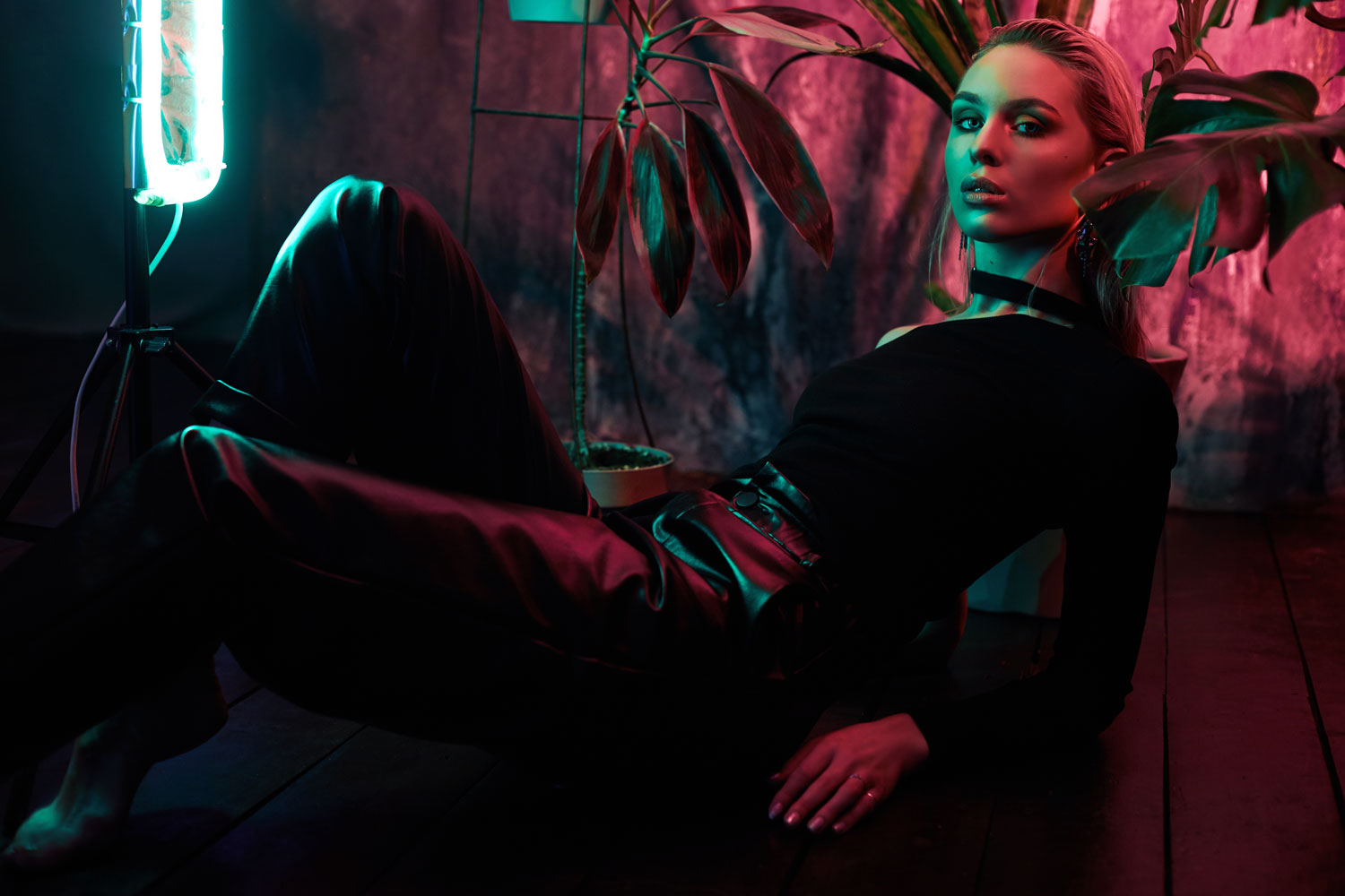 fashion-woman-sitting-floor-tropical-foliage-neon-light-wet-hair-perfect-figure-makeup